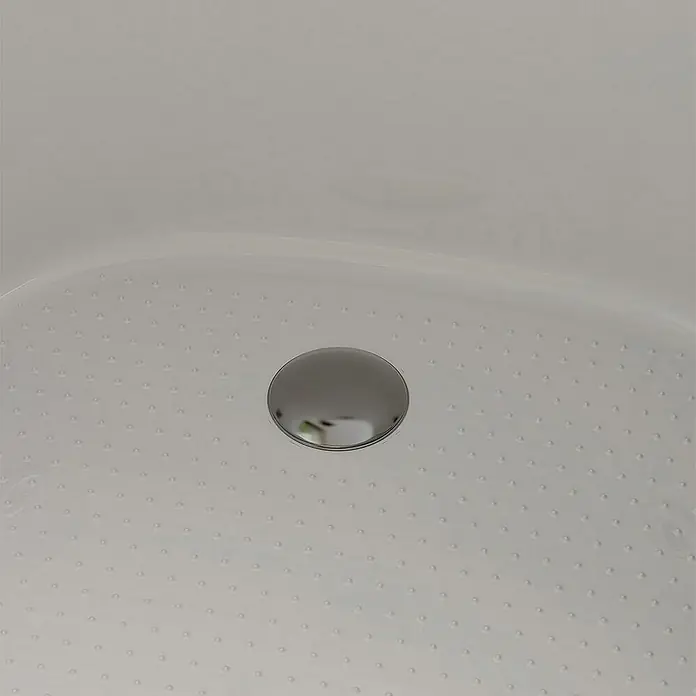 Home Deluxe Badewanne VITAL M - Weiß - Nahaufnahme eines glänzenden, runden Abflussstopfens in einer weißen Duschwanne mit Noppen für zusätzlichen Halt.