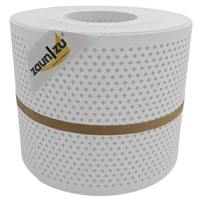 zaun|zu Sichtschutzstreifen Premium Gelocht Diamant - 26 m x 19 cm x 0,1 cm, Weiß transluzent - Eine Rolle Zaunblende von Zaun/zu mit einem Muster aus kleinen Rauten, umgeben von einem braunen Band.