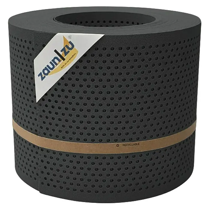 zaun|zu Sichtschutzstreifen Premium Gelocht 20% - 26 m x 19 cm x 0,1 cm, Anthrazit - Graue Zaunblende "Zaun/zu" auf einer Rolle, mit braunem Band und Löchern.