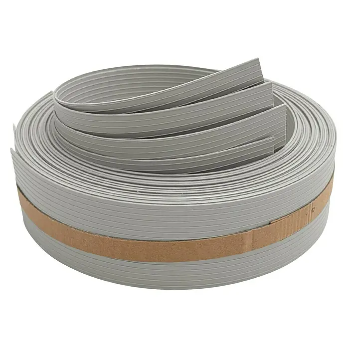 zaun|zu Sichtschutzstreifen Rille 1/4 Set - 2,55 m x 4,7 cm x 0,1 cm, Steingrau - Aufgerollte graue Kantenumleimerrolle mit einer feinen Riffelung, gehalten von einem braunen Papierband. Ideal für Möbelrenovierung.