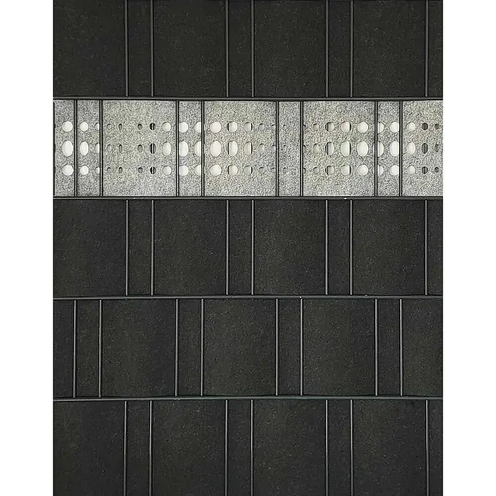 zaun|zu Sichtschutzstreifen Dekor Bubble - 2,6 m x 19 cm x 0,1 cm, Hellgrau - Nahaufnahme eines schwarzen Metallregals mit einer Reihe grauer, perforierter Paneele in der Mitte.