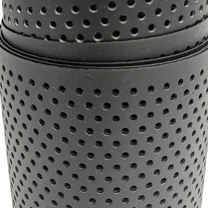 zaun|zu Sichtschutzstreifen Polyal Eco Gelocht 20% - 2,55 m x 19 cm x 0,1 cm, Schwarz - Bild einer perforierten, gewalzten Metallplatte. Das Material ist schwarz und die Löcher sind gleichmäßig verteilt.