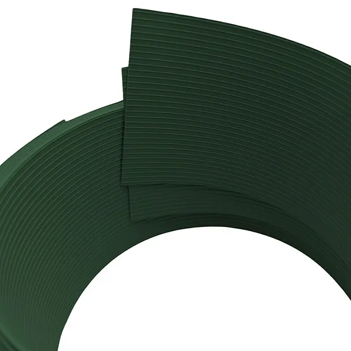 zaun|zu Sichtschutzstreifen Rille 1/2 - 2,55 m x 9,5 cm x 0,1 cm, Tannengrün - Nahaufnahme eines grünen, gerippten Kunststoffbandes, das in einer gebogenen Form übereinander liegt. Perfekt für Bastelprojekte.
