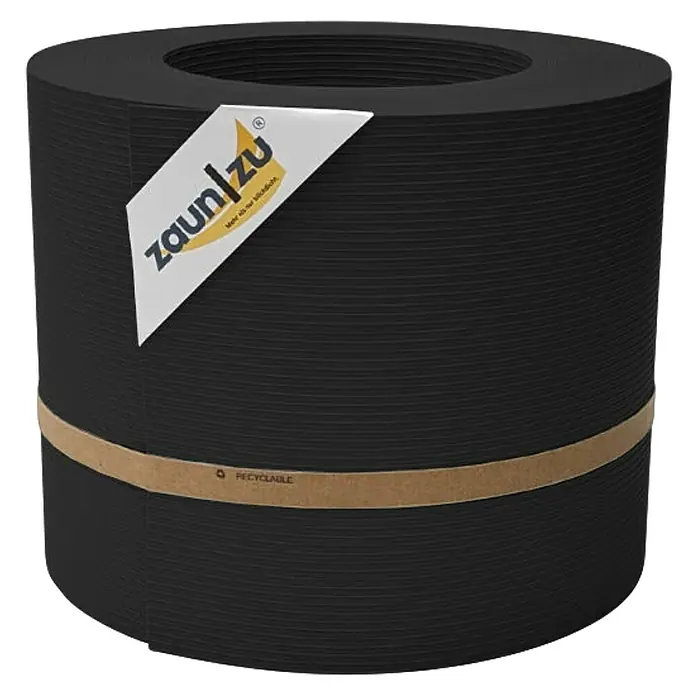 zaun|zu Sichtschutzstreifen Rille PP DSM - 26 m x 19 cm x 0,1 cm, Schwarz - Produktaufnahme einer Rolle Zaunfolie von ZaunZu, verpackt mit einer Banderole. Das Produkt ist recycelbar und dient als Sichtschutz.