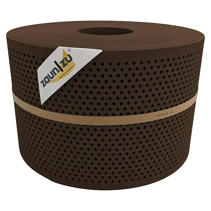 zaun|zu Sichtschutzstreifen Premium Gelocht Diamant - 50 m x 19 cm x 0,1 cm, Braun - Eine Rolle braune Zaunfolie, mit kleinen Löchern und einer Papierbanderole umwickelt, steht vor einem schwarzen Hintergrund.
