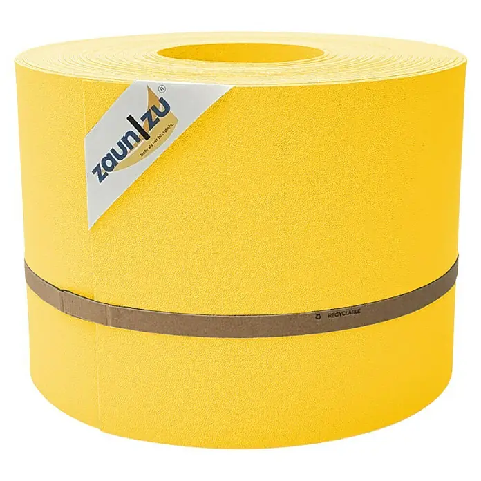 zaun|zu Sichtschutzstreifen Premium 35 m Rolle - 35 m x 19 cm x 0,1 cm, Gelb - Nahaufnahme einer Rolle blickdichter, gelber Zaunblende von Zaun|Zu, gehalten von einem braunen Papierband mit dem Hinweis "Recyclebar".