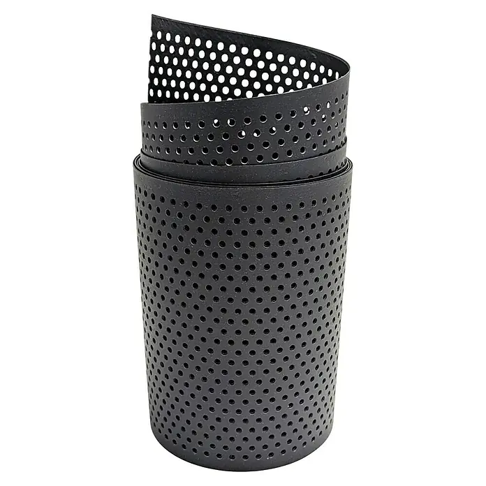 zaun|zu Sichtschutzstreifen Polyal Eco Gelocht 20% - 2,55 m x 19 cm x 0,1 cm, Schwarz - Nahaufnahme eines aufgerollten, perforierten schwarzen Filterbands. Ideal für Industrieanwendungen.