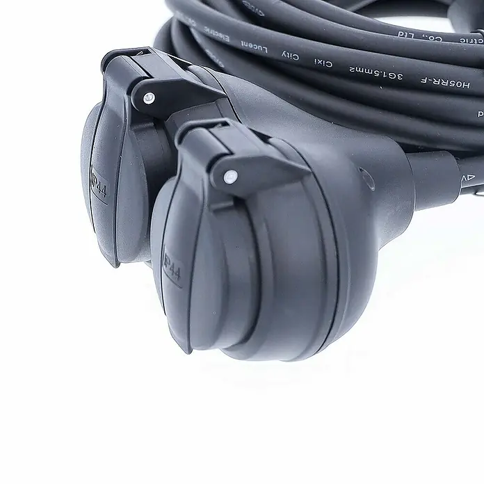 as-schwabe Verlängerungskabel H05RR-F 3G1,5 - 20 m, Schwarz, IP44, H05RR-F - Nahaufnahme eines schwarzen Stromkabels mit zwei Schutzkontaktsteckern. Ideal für den sicheren Aussenbereich und Baustellen.