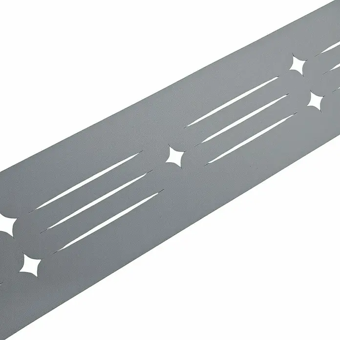 zaun|zu Sichtschutzstreifen Starline Laser - 2,55 m x 19 cm x 0,1 cm, Fenstergrau - Graues Band mit Stern- und Schlitzmuster.
