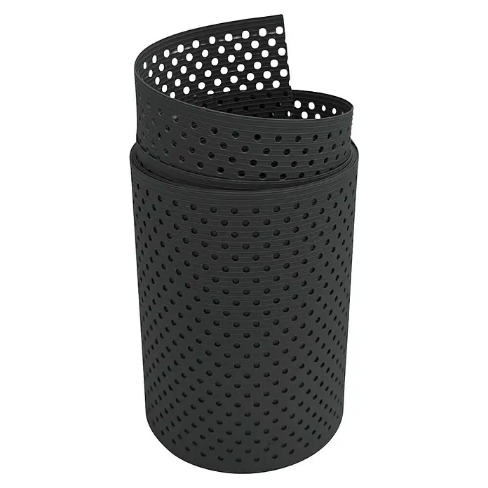 zaun|zu Sichtschutzstreifen Rille Gelocht 15% - 2,55 m x 19 cm x 0,1 cm, Anthrazit - Aufgerollter schwarzer perforierter Gurt. Der Gurt ist mehrfach um sich selbst gerollt und hat regelmäßige Löcher.