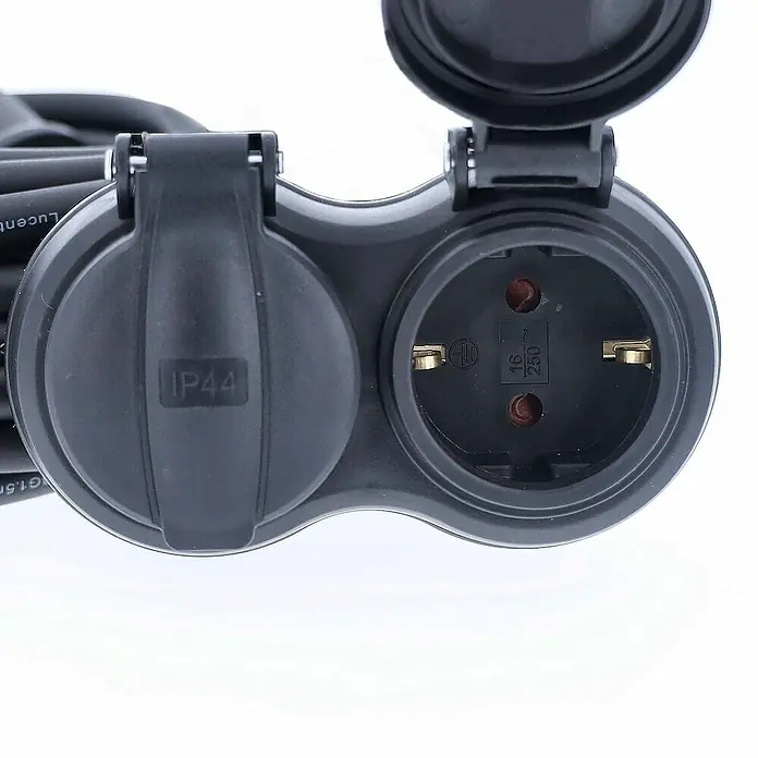 as-schwabe Verlängerungskabel H05RR-F 3G1,5 - 20 m, Schwarz, IP44, H05RR-F - Schwarze Doppel-Schuko-Steckdose mit geöffnetem Deckel und IP44-Schutz, ideal für den Außenbereich und den Anschluss von Geräten.