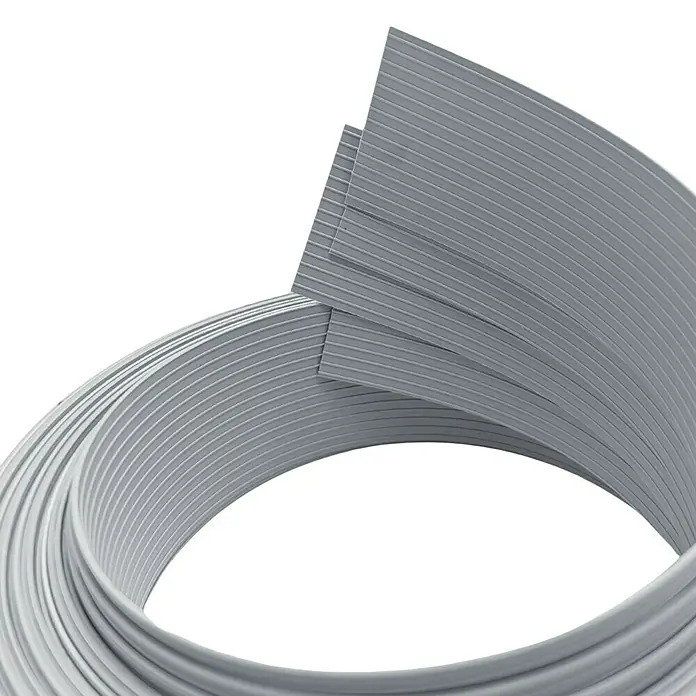 zaun|zu Sichtschutzstreifen Rille 1/4 Set - 2,55 m x 4,7 cm x 0,1 cm, Fenstergrau - Graue Kunststoffkante, gerollt dargestellt. Ideal zum Verkleiden von Möbeln und Oberflächen mit sauberer, moderner Optik.