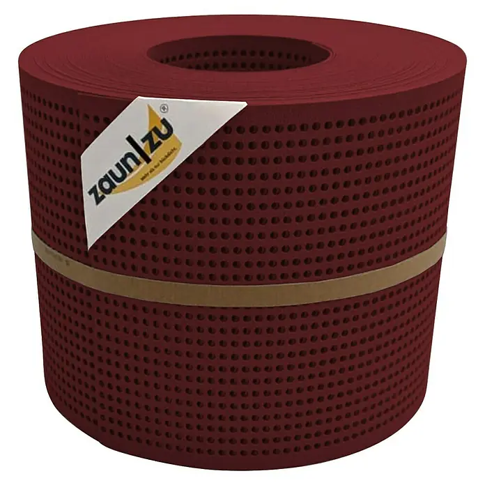 zaun|zu Sichtschutzstreifen Premium Gelocht - 26 m x 19 cm x 0,1 cm, Bordeauxrot - Das Bild zeigt eine Rolle Zaunfolie von ZaunZu in Bordeauxrot, die mit einem braunen Band zusammengehalten wird. Sie ist perforiert und aufgerollt.
