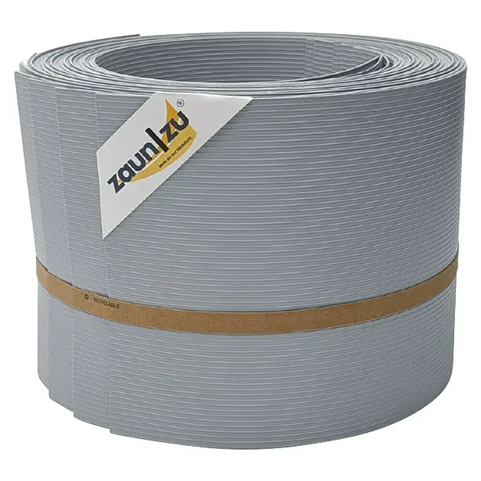 zaun|zu Sichtschutzstreifen Rille 10 x Einzelstreifen - 25,5 m x 19 cm x 0,1 cm, Fenstergrau - Eine Rolle grauer Zaunfolie mit Papierband und Etikett. Die Folie ist geriffelt und um einen Kern gewickelt.
