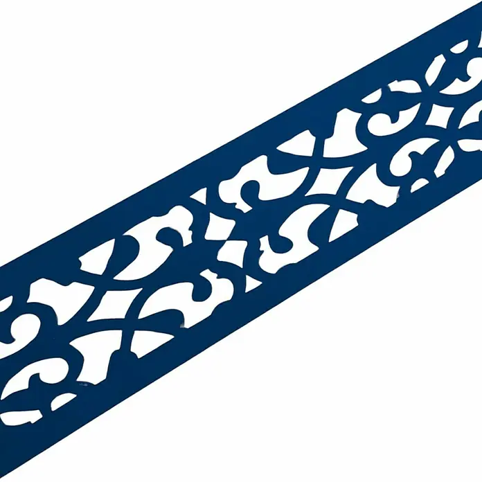zaun|zu Sichtschutzstreifen Premium Oriental Design - 2,55 m x 19 cm x 0,1 cm, Enzianblau - Detailaufnahme eines blauen Zierbandes mit einem aufwendigen, durchbrochenen Muster auf weißem Grund. Das Band präsentiert ein filigranes Design.