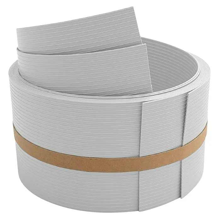 zaun|zu Sichtschutzstreifen Rille 1/2 - 2,55 m x 9,5 cm x 0,1 cm, Lichtgrau - Die Rolle mit der weißen, geriffelten Kantenanleimung ist mit einem braunen Papierband befestigt und bereit für die Möbelbearbeitung.