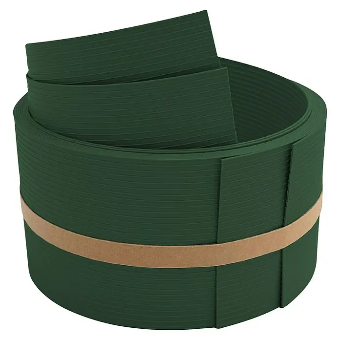 zaun|zu Sichtschutzstreifen Rille 1/2 - 2,55 m x 9,5 cm x 0,1 cm, Tannengrün - Nahaufnahme einer Rolle dunkelgrüner Rasenkantenbegrenzung, zusammengehalten durch ein beiges Band, das ein praktisches Gartenzubehör zeigt.