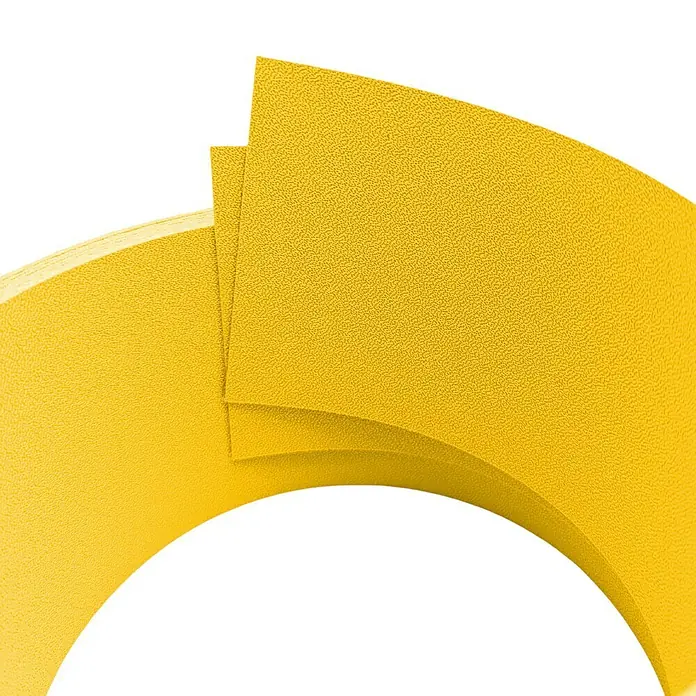 zaun|zu Sichtschutzstreifen Premium 1/2 Set Einzel - 2,55 m x 9,5 cm x 0,1 cm, Gelb - Gelbe Matten: Eine Nahaufnahme von gestapelten, leuchtend gelben Matten, die eine Textur und Tiefe zeigen.