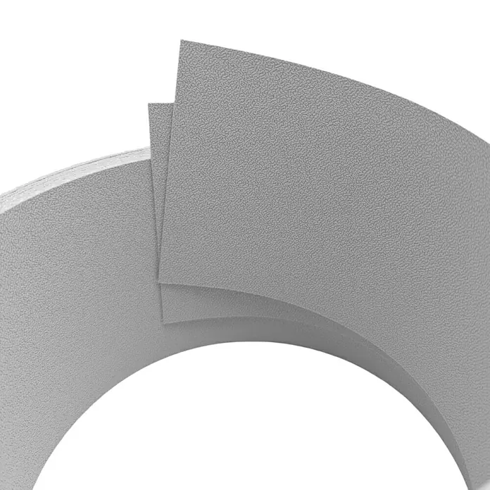 zaun|zu Sichtschutzstreifen Premium 1/2 Set Einzel - 2,55 m x 9,5 cm x 0,1 cm, Lichtgrau - Mehrere graue, gebogene Paneele, die übereinander liegen und eine subtile Textur auf der Oberfläche aufweisen.