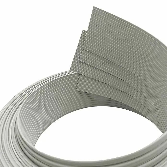 zaun|zu Sichtschutzstreifen Rille 1/4 Set - 2,55 m x 4,7 cm x 0,1 cm, Steingrau - Geringelte hellgraue flexible Leiste mit parallelen Rillen.