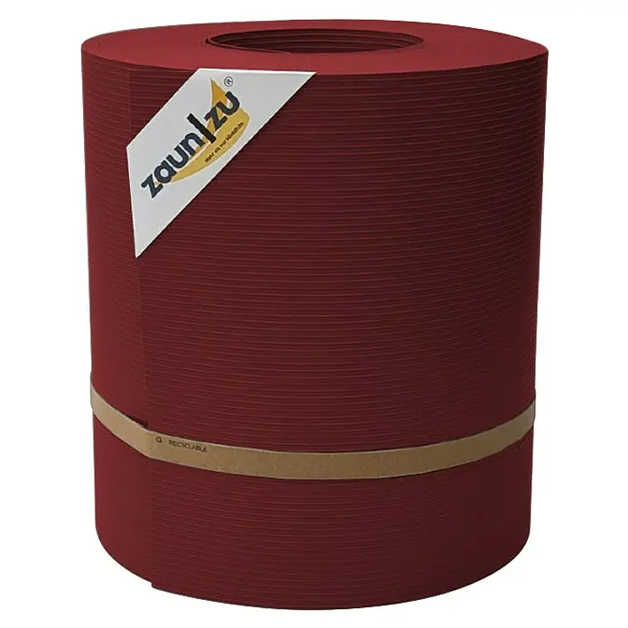 zaun|zu Sichtschutzstreifen Rille Maxi - 26 m x 24 cm x 0,12 cm, Bordeaux - Eine Rolle Zaun/zu Windschutznetz in Burgunderrot mit einem Etikett und einem Band, das es zusammenhält.