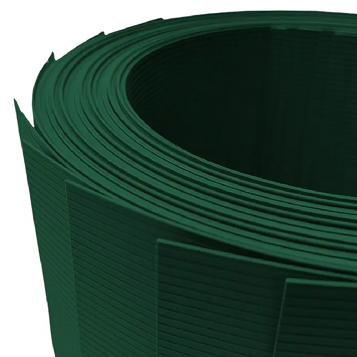 zaun|zu Sichtschutzstreifen Rille 10 x Einzelstreifen - 25,5 m x 19 cm x 0,1 cm, Grün - Nahaufnahme einer Rolle dunkelgrüner Rasenkanten, die durch ihre Flexibilität die Gestaltung von Gärten erleichtert. Die Kanten trennen Rasenflächen sauber ab.
