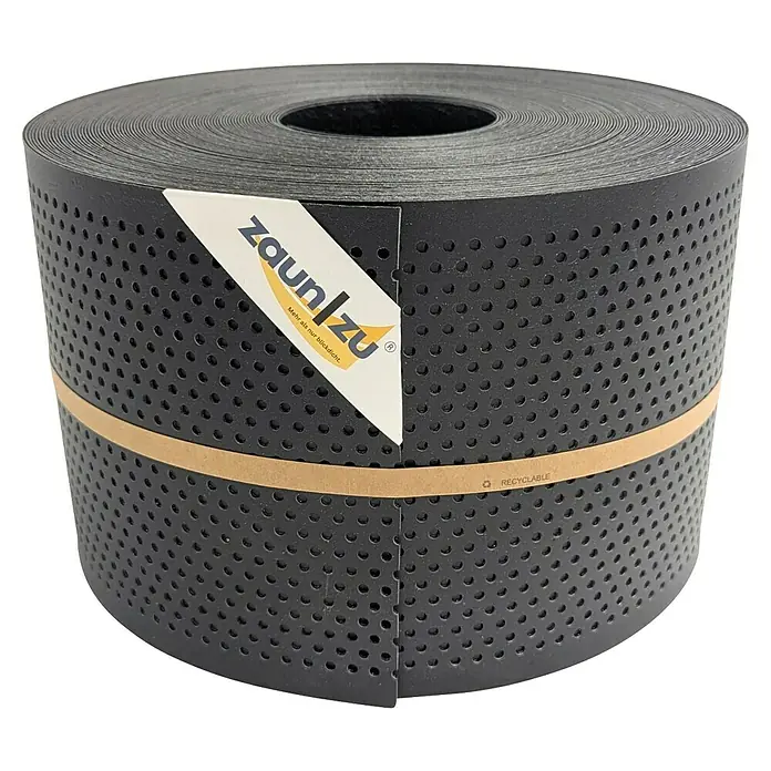 zaun|zu Sichtschutzstreifen Polyal Eco Gelocht 20% - 50 m x 19 cm x 0,1 cm, Schwarz - Eine Rolle schwarzes Zaunblenden-Gewebe mit kleinen Löchern und einem Papierband, auf dem das Logo des Herstellers zu sehen ist.