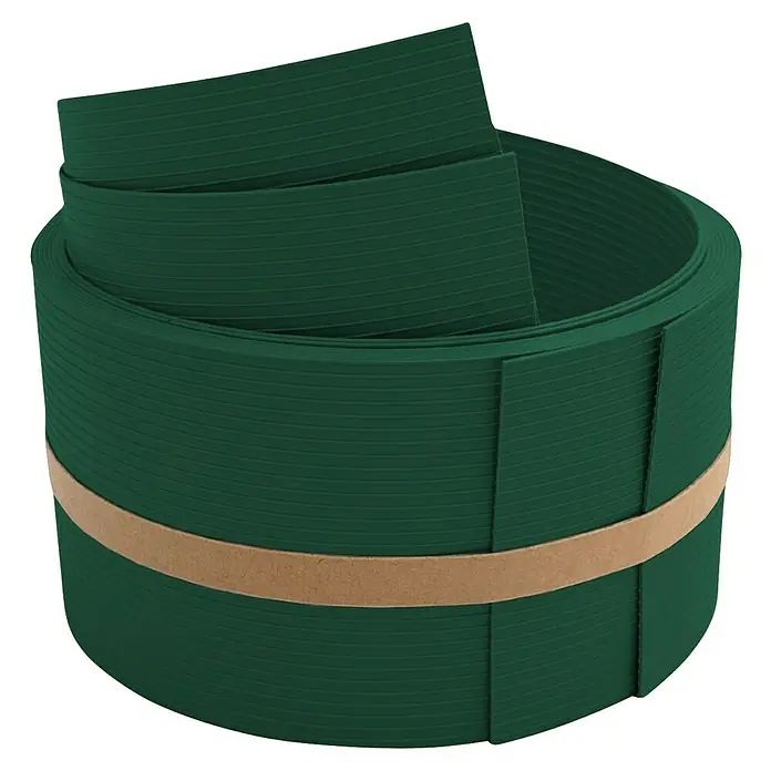 zaun|zu Sichtschutzstreifen Rille 1/2 - 2,55 m x 9,5 cm x 0,1 cm, Grün - Das Bild zeigt eine Rolle dunkelgrüner Rasenkante, die mit einem braunen Band zusammengehalten wird, ideal für Gartenprojekte.