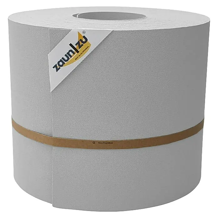 zaun|zu Sichtschutzstreifen Premium Maxi - L x B x H: 50 m x 24 cm x 0,1 cm, Lichtgrau - Nahaufnahme einer Rolle Zaunfolie von Zaun/Zu, die mit einem Papierband versehen ist. Das Produkt ist grau und wird als recycelbar beworben.