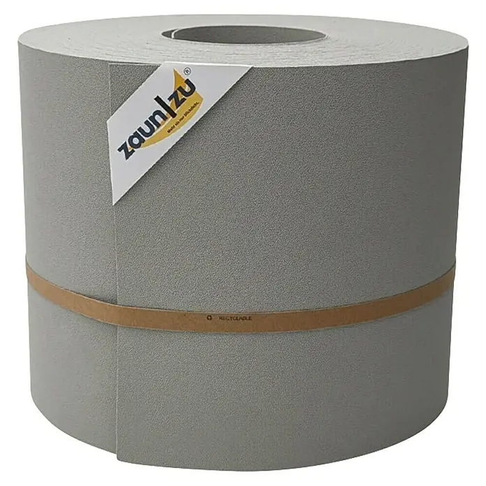 zaun|zu Sichtschutzstreifen Premium Maxi - L x B x H: 50 m x 24 cm x 0,1 cm, Steingrau - Graue Zaunfolie-Rolle mit braunem Papierband und "Recyclebar"-Aufdruck, verziert mit einem weißen "zaun/zu"-Logo.