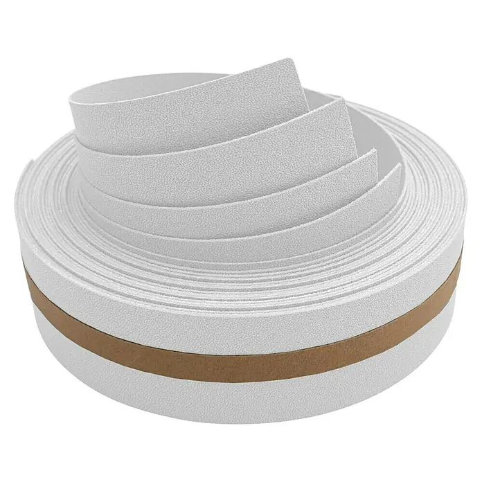 zaun|zu Sichtschutzstreifen Premium 1/4 Set - 2,55 m x 4,7 cm x 0,1 cm, Weiß transluzent - Nahaufnahme einer Rolle weißer, strukturierter Kantenanleimer, die durch ein braunes Band zusammengehalten wird.