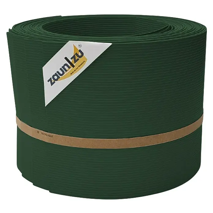 zaun|zu Sichtschutzstreifen Rille 10 x Einzelstreifen - 25,5 m x 19 cm x 0,1 cm, Tannengrün - Grüne Zaunfolie von Zaun|zu, aufgerollt und mit einer braunen Banderole versehen, die "Recyclable" kennzeichnet. Ideal für Sichtschutz.