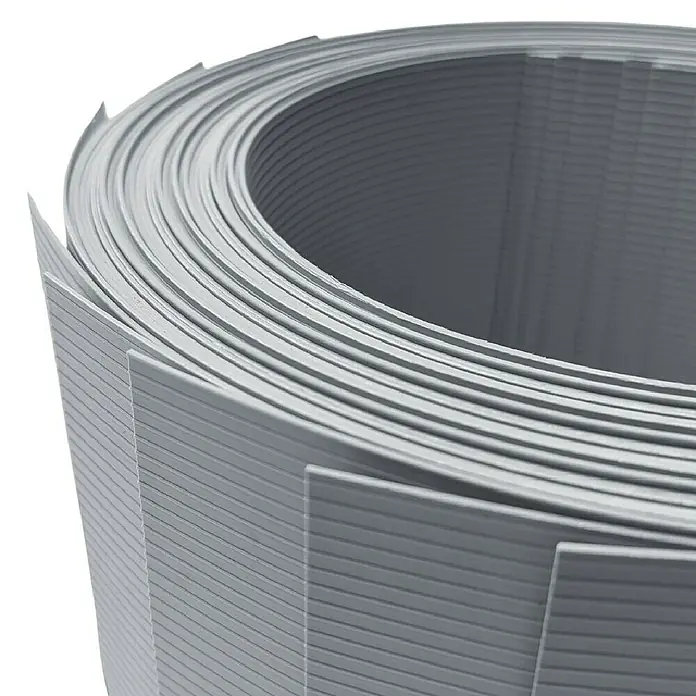 zaun|zu Sichtschutzstreifen Rille 10 x Einzelstreifen - 25,5 m x 19 cm x 0,1 cm, Fenstergrau - Nahaufnahme einer Rolle grauer, gerillter Umrandungsfolie, die für Möbelkanten oder Bastelprojekte verwendet werden kann. Das Material ist aufgerollt und ordentlich gestapelt.