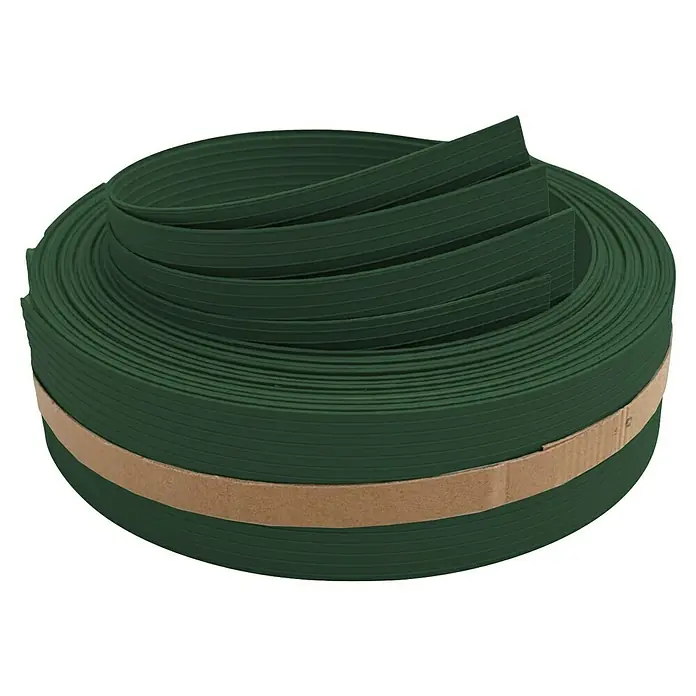 zaun|zu Sichtschutzstreifen Rille 1/4 Set - 2,55 m x 4,7 cm x 0,1 cm, Tannengrün - Aufgerollte grüne Rasenkante aus Kunststoff mit braunem Klebeband zur Fixierung, ideal für saubere Rasenbegrenzungen im Garten.