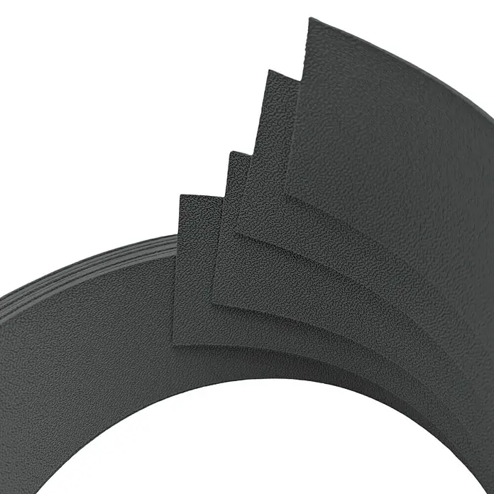 zaun|zu Sichtschutzstreifen Premium 1/4 Set - 2,55 m x 4,7 cm x 0,1 cm, Anthrazit - Stapel grauer Kunststoffplatten mit einer feinen Textur und einer abgerundeten Form. Ideal für vielfältige Anwendungen im Modellbau und Handwerk.