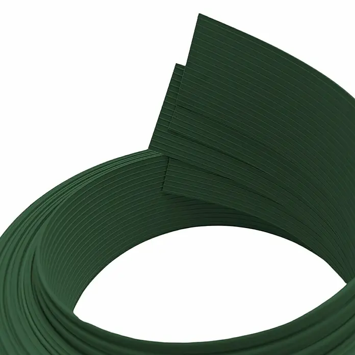 zaun|zu Sichtschutzstreifen Rille 1/4 Set - 2,55 m x 4,7 cm x 0,1 cm, Tannengrün - Nahaufnahme einer Rolle aus dunkelgrünem, geripptem Kantenumleimer, der sich spiralförmig aufrollt und eine interessante Textur zeigt.