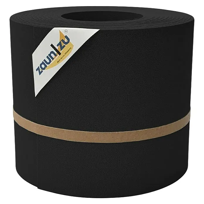 zaun|zu Sichtschutzstreifen Premium DSM - 26 m x 19 cm x 0,1 cm, Tiefschwarz - Eine Rolle blickdichter Zaunfolie von Zaun/Zu, umwickelt mit einem braunen Band, ideal für Privatsphäre und Windschutz im Garten.