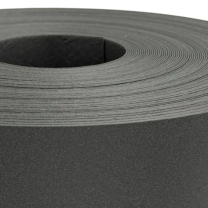 zaun|zu Sichtschutzstreifen Eco - 50 m x 19 cm x 0,1 cm, Schwarz, 1 Stk. - Nahaufnahme einer Rolle aus flexiblem, schwarzem Schaumstoff, der sich spiralförmig um einen leeren Kern windet.