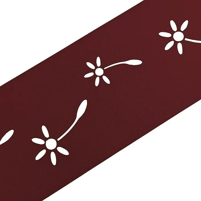 zaun|zu Sichtschutzstreifen Premium Pusteblumen Design - 2,55 m x 19 cm x 0,1 cm, Bordeauxrot - Nahaufnahme eines burgunderroten Gitarrengurts mit weißen floralen Akzenten. Perfekt für stilbewusste Musiker.