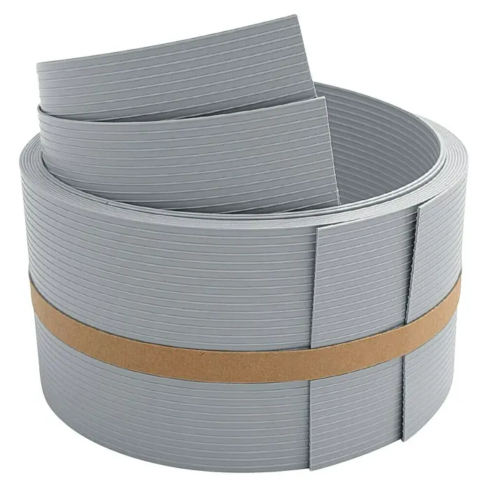 zaun|zu Sichtschutzstreifen Rille 1/2 - 2,55 m x 9,5 cm x 0,1 cm, Fenstergrau - Graue Kantenumleimer-Rolle mit feinen Rillen und einem braunen Papierband zur Fixierung. Ideal für Möbelbau und Renovierung.