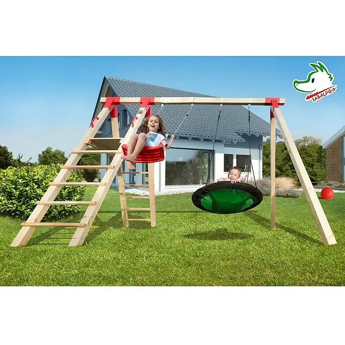 Weka Schaukel Tabaluga - B x L: 286 x 342 cm, Holz - Bild eines Kinderspielplatzes mit Schaukel und Klettergerüst, auf dem zwei Kinder spielen.