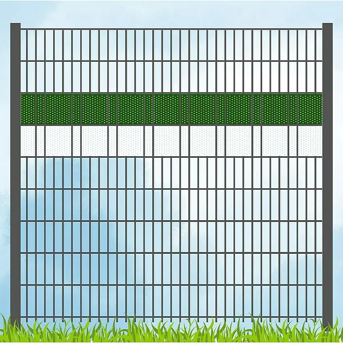 zaun|zu Sichtschutzstreifen Vereinsfarben - 19 x 0,1 cm, Grün-Weiß (Volle Breite), Gelocht - Bild eines Doppelstabmattenzauns mit grünen und weißen Sichtschutzstreifen, die Privatsphäre bieten und das Aussehen verbessern.
