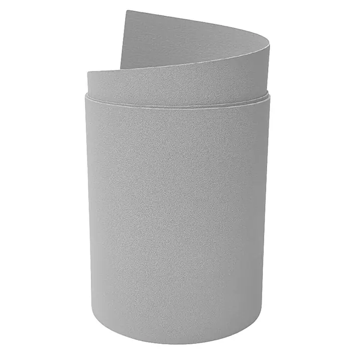 zaun|zu Sichtschutzstreifen Premium Maxi - L x B x H: 2,05 m x 24 cm x 0,1 cm, Lichtgrau - Nahaufnahme einer grauen Rollenware mit einer strukturierten Oberfläche. Das Produkt wirkt robust und vielseitig einsetzbar.