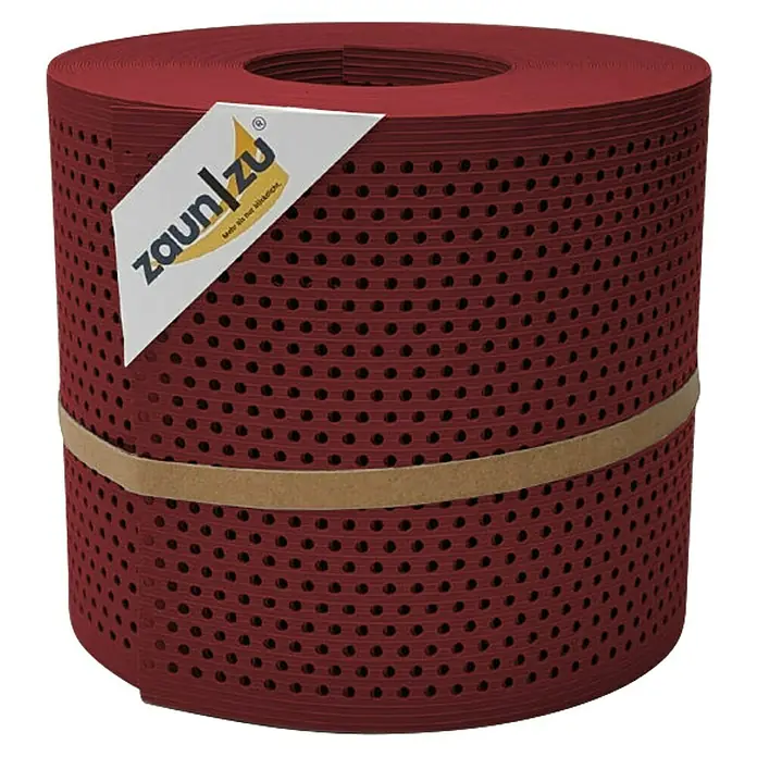 zaun|zu Sichtschutzstreifen Rille Gelocht 20% PP - 26 m x 19 cm x 0,1 cm, Bordeauxrot - Eine Rolle bordeauxroter Zaunfolie mit Löchern, umwickelt mit einem beigen Band und einem Etikett der Marke "zaun/zu".