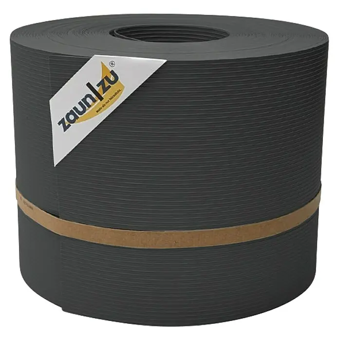 zaun|zu Sichtschutzstreifen Rille - 35 m x 19 cm x 0,1 cm, Anthrazit - Nahaufnahme einer grauen Zaunblende von ZaunZu, die aufgerollt und mit einem braunen Band fixiert ist. Das Produkt ist für den Sichtschutz im Garten.
