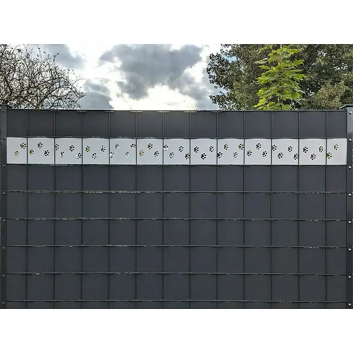 zaun|zu Sichtschutzstreifen Premium Tapsi - 2,55 m x 19 cm x 0,1 cm, Braun - Eine stilvolle, anthrazitfarbene Gartenzaunblende mit einem dekorativen Band aus Hundepfoten, ideal für Tierliebhaber und zur Verschönerung des Gartens.
