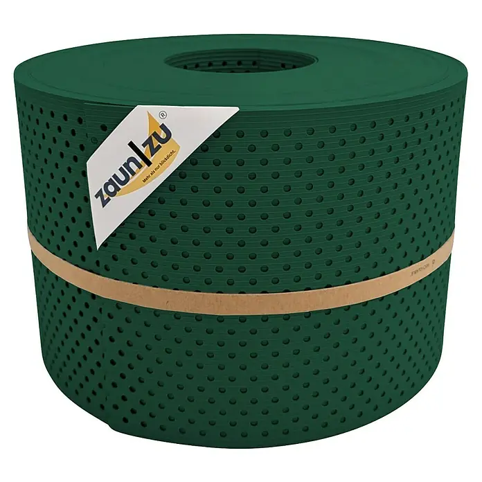 zaun|zu Sichtschutzstreifen Rille Gelocht 15% - 50 m x 19 cm x 0,1 cm, Grün - Eine Rolle grüner Zaunfolie von Zaunlu mit gleichmäßigen Löchern und einem Papierband. Die Folie ist um einen Pappkern gewickelt.