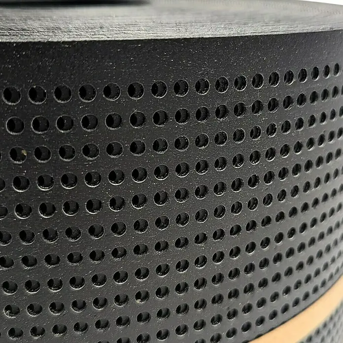 zaun|zu Sichtschutzstreifen Polyal Eco Gelocht 30 % - 26 m x 19 cm x 0,1 cm, Schwarz - Nahaufnahme eines zylindrischen Lautsprechergitters mit vielen kleinen Löchern, das ein akustisch transparentes Design zeigt.