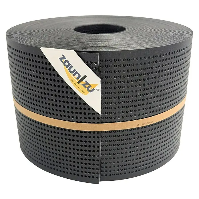 zaun|zu Sichtschutzstreifen Polyal Eco Gelocht 30 % - 50 m x 19 cm x 0,1 cm, Schwarz - Nahaufnahme einer schwarzen Zaunplane von Zaun|zu auf einer Rolle, mit dem Markenlogo und einem Papierband umwickelt.