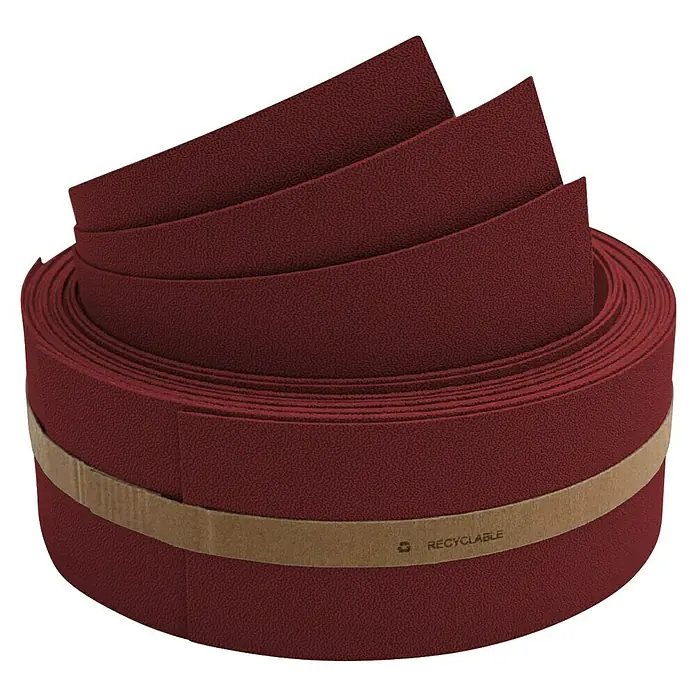 zaun|zu Sichtschutzstreifen Premium 1/3 - 2,55 m x 6,3 cm x 0,1 cm, Bordeauxrot - Eine Rolle recycelbares, bordeauxrotes Lenkerband für Fahrräder, zusammengehalten durch eine Papierbanderole.